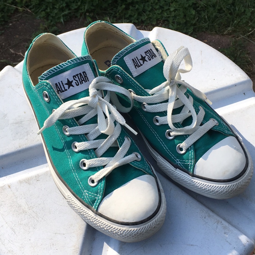 green lowtop converse shoes